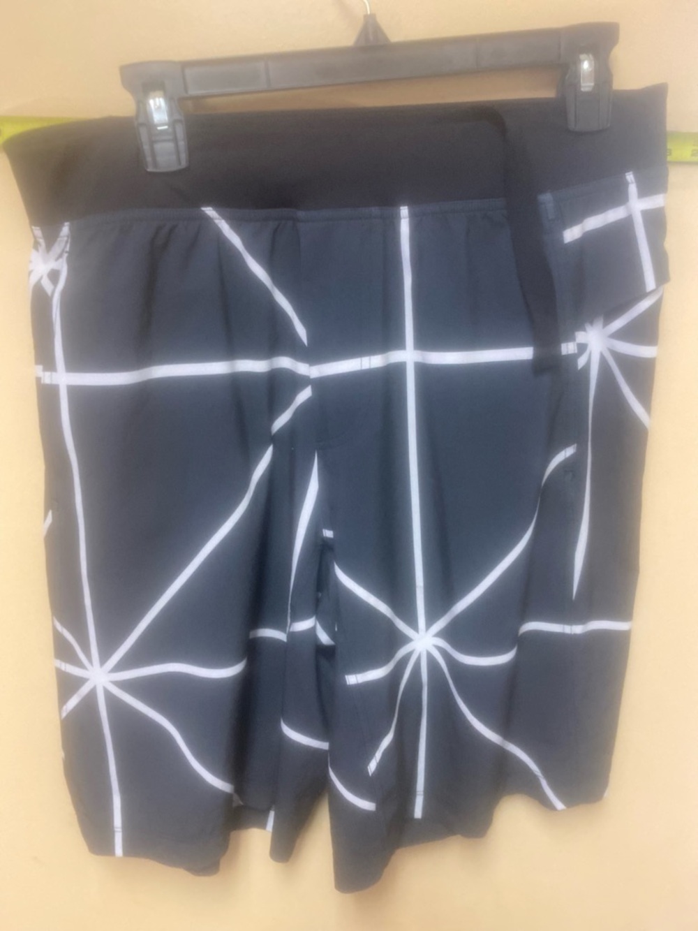Lululemon Men L Loose Fit Basketball Gym Shorts Charcoal Geo Print Wicking 11"